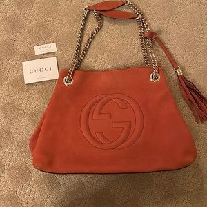 GUCCI handbags orange color can be worn as a crossbody or shoulder bag.